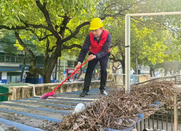 長(zhǎng)運(yùn)物業(yè)：商城分公司黨員職工齊上陣 給電動(dòng)車棚“大掃除”