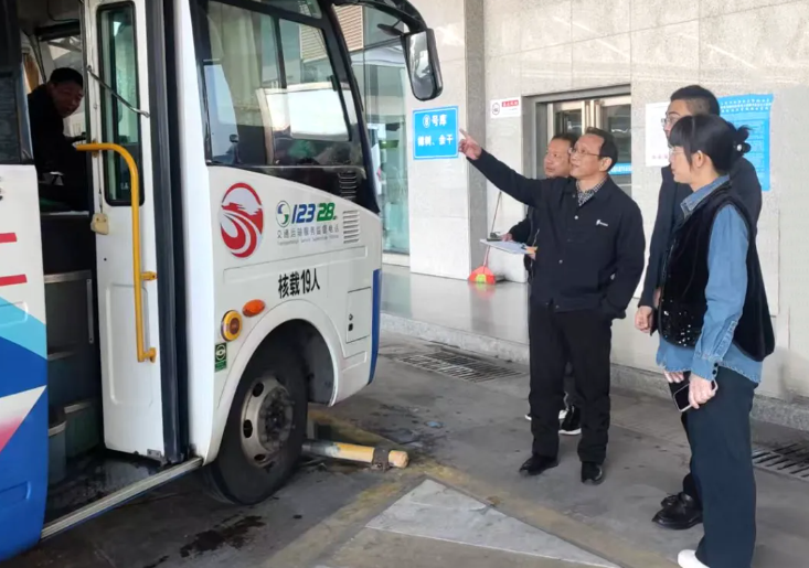 劉志堅一行檢查都市城際公交文明創(chuàng)建工作