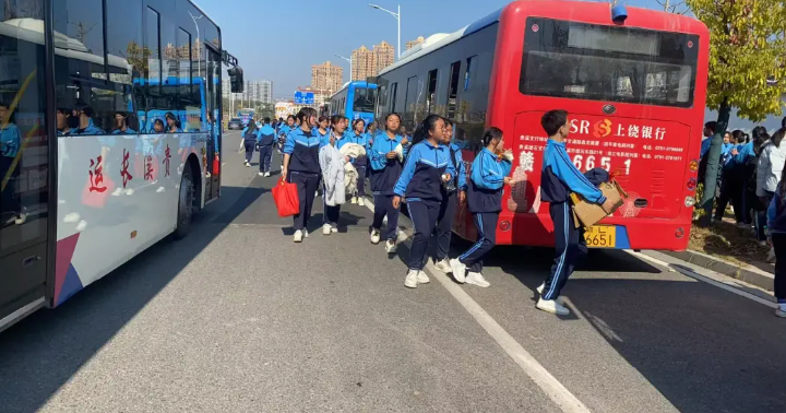 鷹潭公司圓滿完成學(xué)生韻律操比賽運(yùn)輸保障任務(wù)