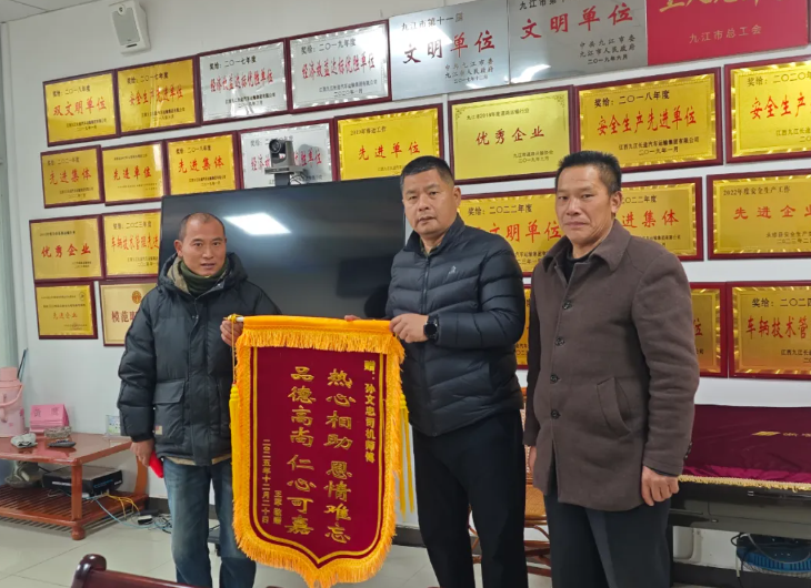 九江長運：暖心！老人公交車上“發(fā)錢”，司機守護助其平安回家