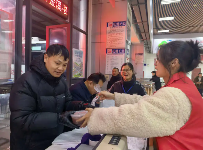 撫州長運(yùn) 濃情臘八暖一線 粥香情滿公交人
